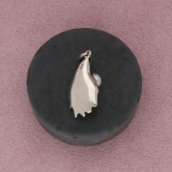 sterling silver vintage pearl fleur-de-lis pendant - Picture 2 of 3